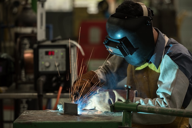 Schweißarbeiter in der Fabrik