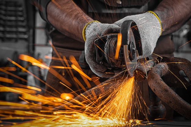 Schweißer arbeitet in der Fabrik