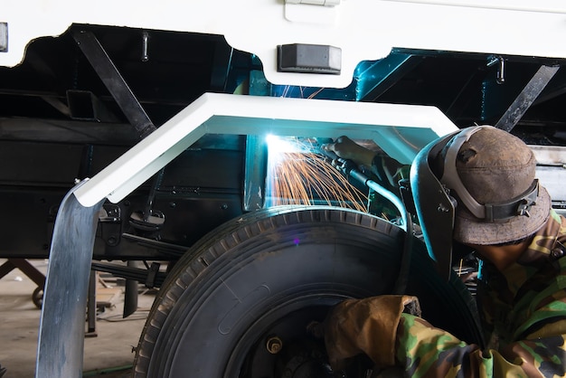 Schweißer arbeitet in der GarageThailänderTechniker Reparaturwagen