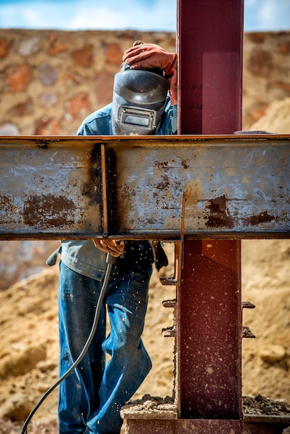 Schweißer auf einer Baustelle