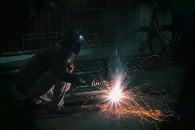 Foto schweißer in der werkstatt