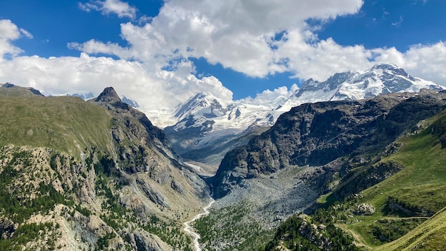 Schweizer Alpen. Schöne Aussicht mit Gletscher, hohen Bergen, Fluss und bewölktem Himmel im Hintergrund.