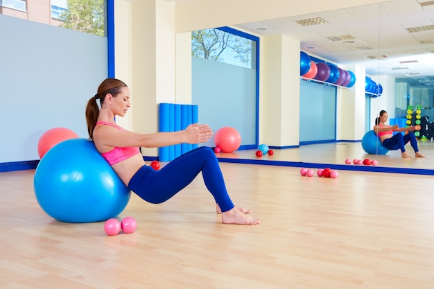 Schweizer Ball-Übungstraining Pilates-Frau fitball