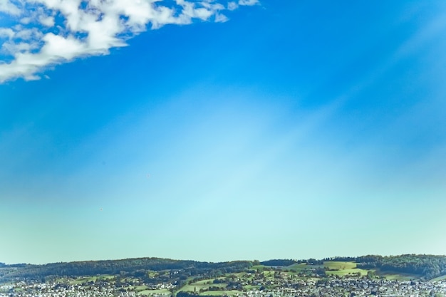 Schweizer berglandschaft im kanton wollerau schwyz in der schweiz idyllischer naturhintergrund und perfektes reiseziel ideal als landschaftlicher kunstdruck