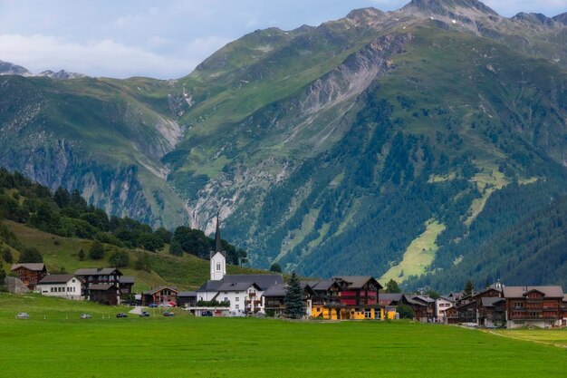 Schweizer Dorf in den Alpen Schweiz Europa Düstere Landschaft ohne Sonnenlicht