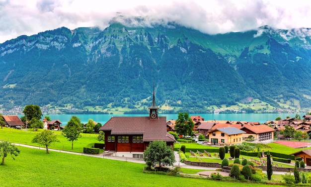 Foto schweizer dorf iseltwald, schweiz