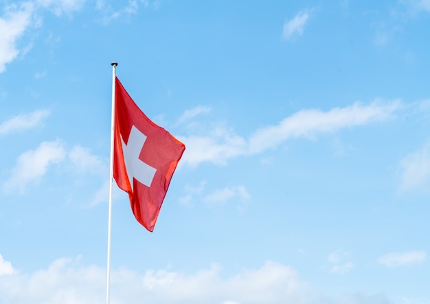 Schweizer Flagge mit Himmel