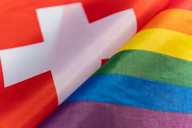 Schweizer Flagge und Flagge der LGBT-Gemeinschaft Das Problem der Rechte sexueller Minderheiten im Land Schutz und Verletzung der Menschenrechte nicht-traditionelle Beziehungen und Politik