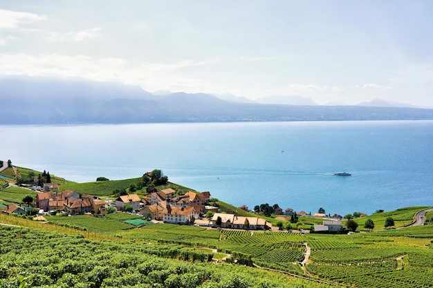 Schweizer Häuser am Lavaux Weinbergterrassen Wanderweg und Schiff auf dem Genfer See und den Schweizer Bergen, Lavaux-Oron-Bezirk in der Schweiz