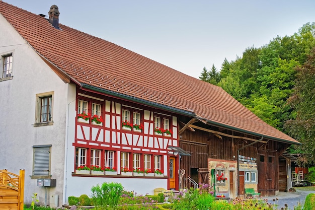 Schweizer Haus in Turbenthal mit Schweizer Alpen im Bezirk Winterthur, Kanton Zürich, Schweiz.