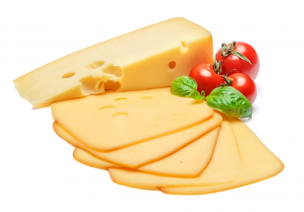 Schweizer Käse oder Cheddar und Tomaten auf weißem Raum