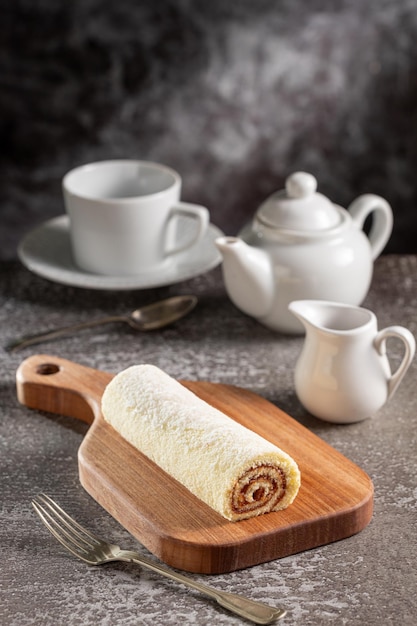 Schweizer Rollkuchen mit Guava-Paste gefüllt