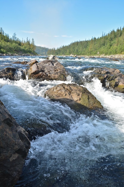 Schwelle am Fluss des Polarurals