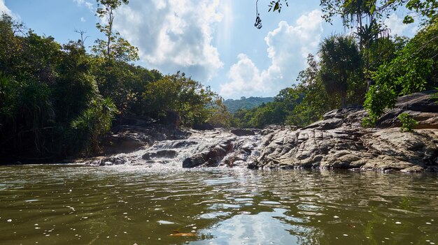 Schwelle an einem kleinen Fluss. Koh Pangan. Thailand