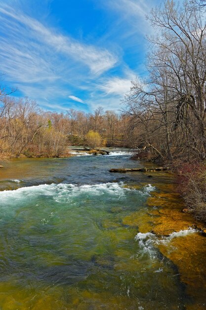 Schwellen am Niagara River auf der amerikanischen Seite in der Nähe von Niagara Falls. Die Niagarafälle sind die Wasserfälle zwischen den Vereinigten Staaten von Amerika und Kanada.