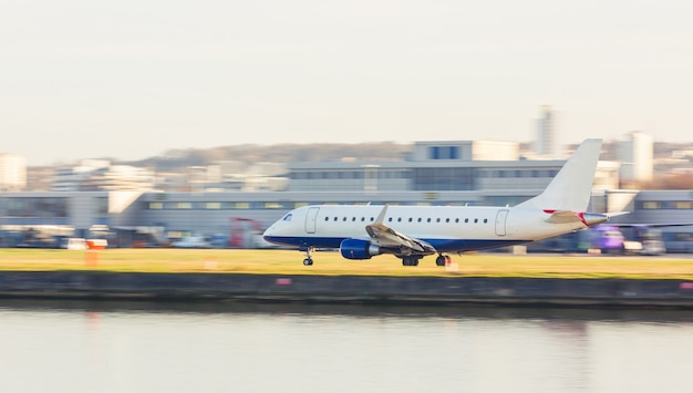 Schwenkansicht eines startenden oder landenden Flugzeugs