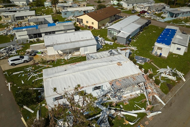 Schwer beschädigte Häuser nach Hurrikan Ian in Florida Wohngebiet für Wohnmobile Folgen einer Naturkatastrophe