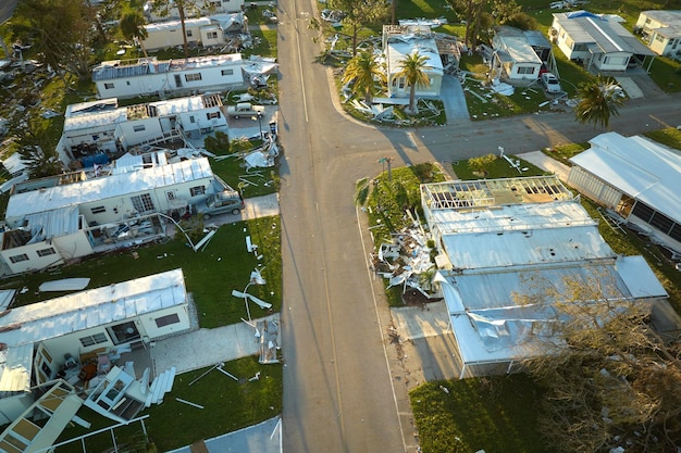 Schwer beschädigte Wohnmobile nach Hurrikan Ian in Wohngebiet in Florida Folgen einer Naturkatastrophe