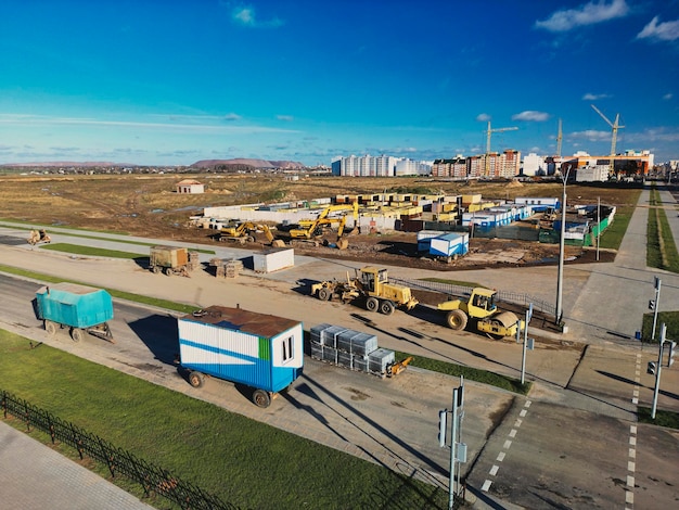 Schwere Baumaschinen für Erdarbeiten Straßenerneuerungsprozess Bauarbeiten Ansicht von oben Drohnenfotografie