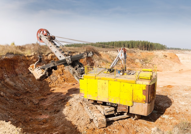 Schwere Bulldozer-Karriere gräbt Boden