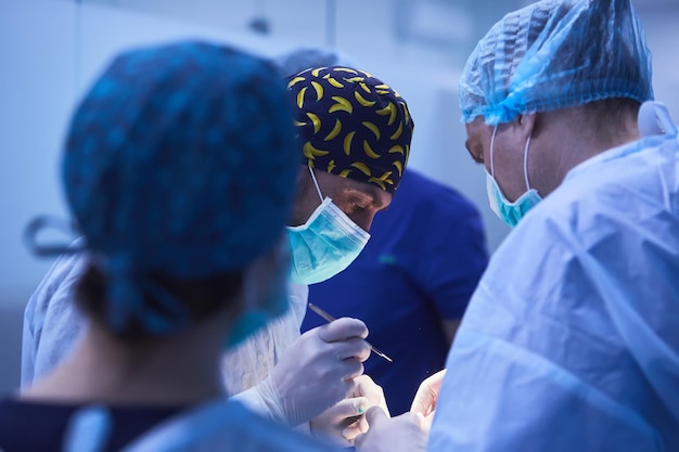 Schwere Chirurgen während einer Operation im Krankenhaus Cross Process