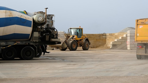 Schwere Maschinen auf einer Baustelle in den Niederlanden