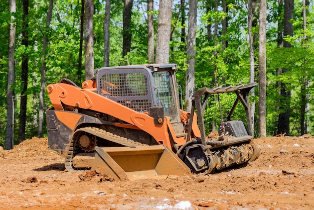 Schwere Traktormaschinen richten das Land für die Baustelle aus