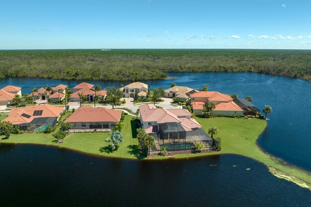 Schwere Überschwemmung mit Hochwasser rund um Wohnhäuser nach Regenfällen des Hurrikans Ian in einem Wohngebiet in Florida. Folgen der Naturkatastrophe