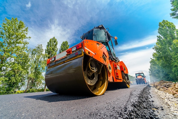 Schwere Vibrationswalze bei Asphaltarbeiten Straßenreparatur