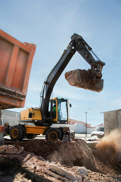 Schwerer Bagger zum Graben bei Tageslicht im Freien