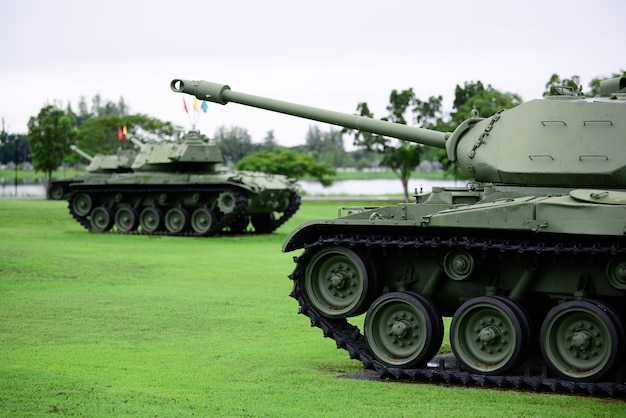 Schwerer Militärpanzer auf dem Gras geparkt