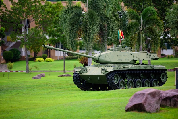 Schwerer Militärpanzer auf dem Gras geparkt