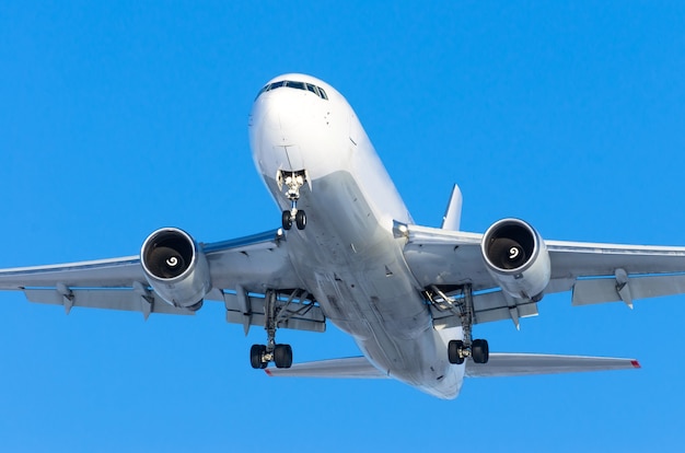 Schweres Düsenflugzeug, das über dem blauen Himmel fliegt.