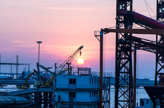 Schwerindustrie und Gerätebau bei Sonnenuntergang