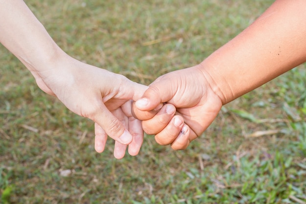 Schwester, die eine Hand seines Bruders hält