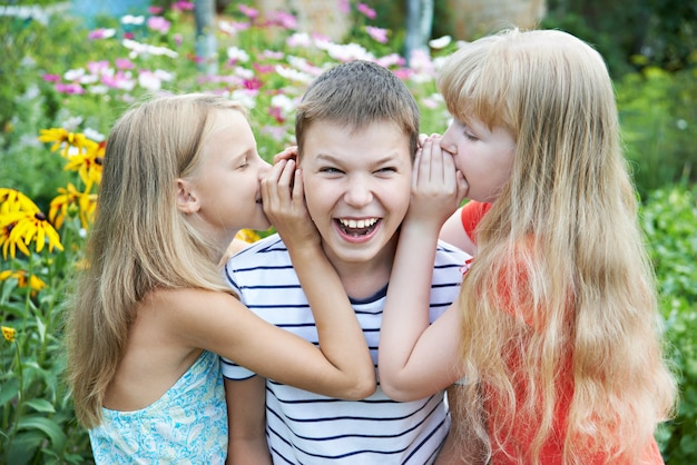 Schwester flüsterte seinem Bruder zu