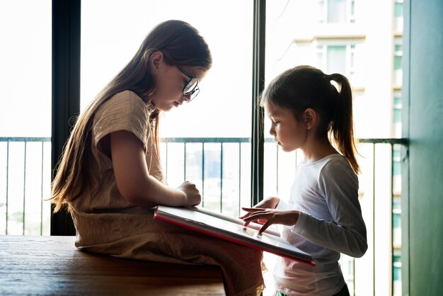 Schwester-Freundschafts-Ideen-Fantasie-kreatives Konzept