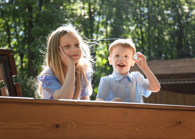 Schwester und Bruder im Park