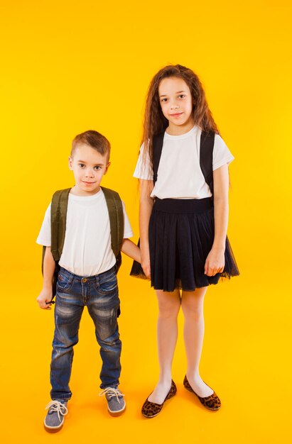 Schwester und ihr jüngerer Bruder gehen zur Schule