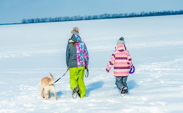 Schwestern gehen mit Hund