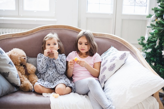 Schwestern sitzen auf der Couch