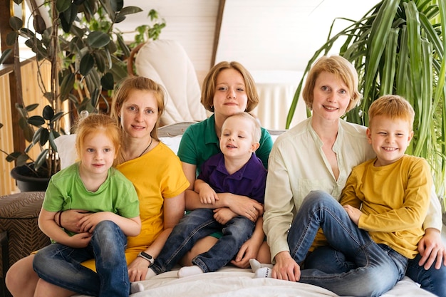 Schwestern und ihre Kinder, Familienporträt, Mütter umarmen ihre Söhne und Töchter