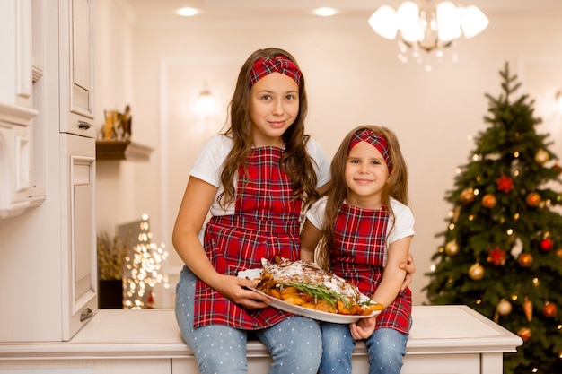 Schwestern zeigen Abendessen zu Weihnachten