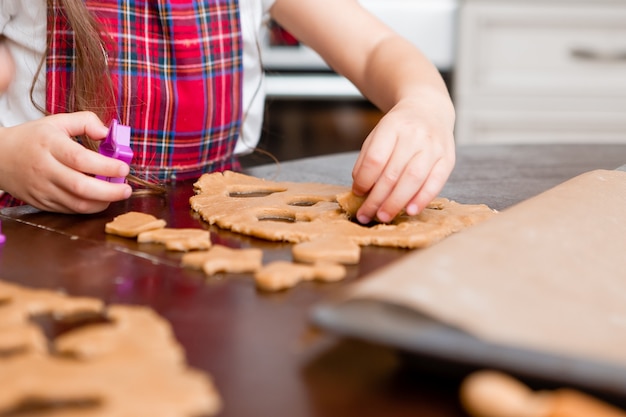 Schwestern zu Hause kochen zusammen