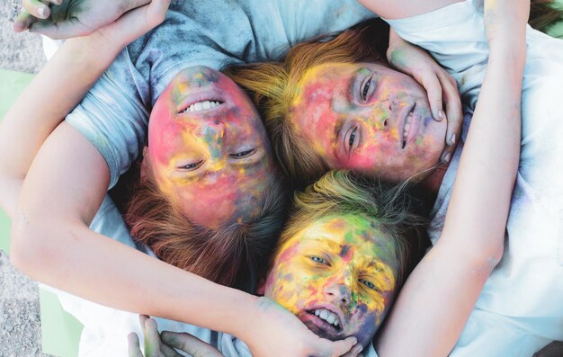 Schwesternschaft und Familie schätzen positiv und fröhlich Verrückte Hipster-Mädchen Sommerwetter bunte Neonfarbe Make-up Kinder mit kreativer Körperkunst Fröhliche Jugendparty Optimist Frühlingsstimmung