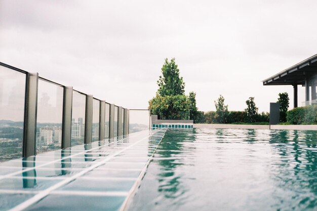 Foto schwimmbad durch gebäude gegen den himmel