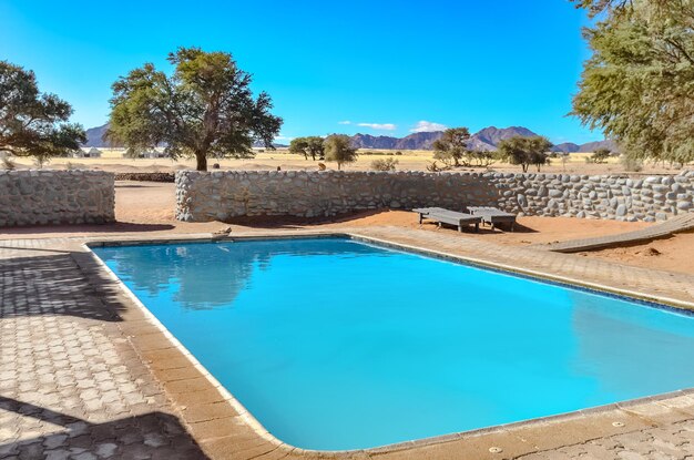 Foto schwimmbad im luxus-safari-lodge-camp im afrikanischen savannen-naturschutzgebiet namibia südafrika