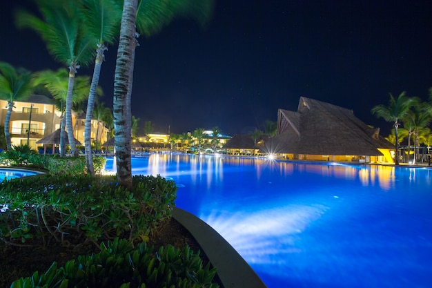 Schwimmbad in einem luxuriösen karibischen, tropischen Resort bei Nacht