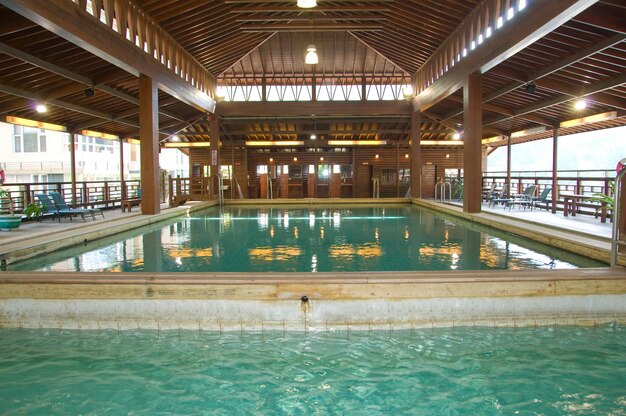 Foto schwimmbad in einem modernen gebäude