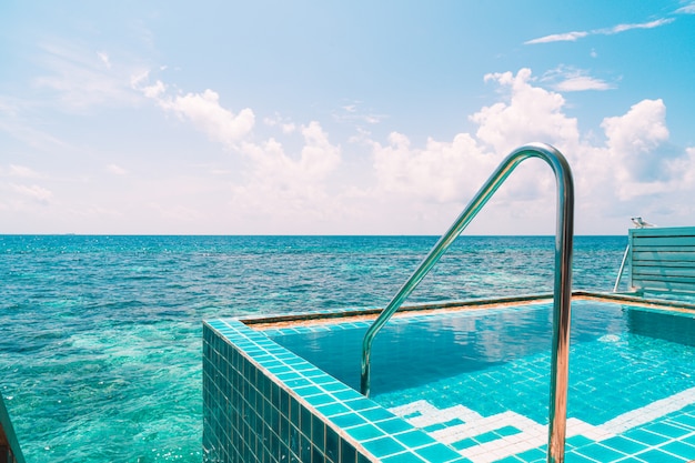 Schwimmbad mit Meerblick auf den Malediven